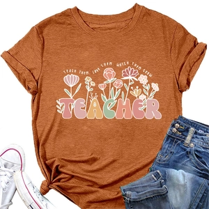 Détail du t-shirt enseignant rouille avec imprimé floral et manches retroussées