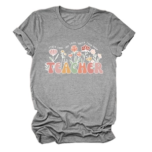 Détail de l'imprimé floral enseignant sur un t-shirt gris chiné à col rond