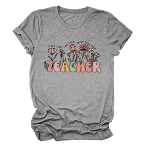 Gros plan d'un t-shirt gris pour enseignant avec motif floral coloré et citation inspirante