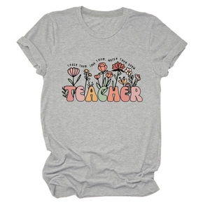 T-shirt gris pour enseignant avec imprimé floral et citation posé à plat sur blanc