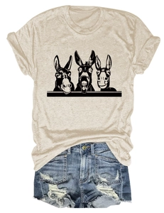 Detailansicht des haferfarbenen T-Shirts mit Esel-Druck und ausgefransten Denim-Shorts