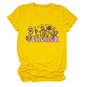 Détail d'un t-shirt jaune en coton avec motifs floraux et citations pour enseignants