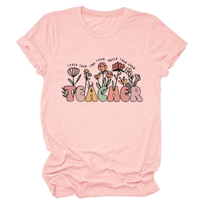 Gros plan sur l'imprimé floral enseignant sur un t-shirt en coton rose clair à col rond
