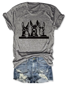 Flachbild eines grauen T-Shirts mit drei lustigen Esel-Grafiken und Denim-Shorts