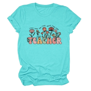 Détail du col d'un t-shirt bleu sarcelle avec citation Teacher et motif floral