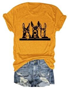 Flachbild von senfgelbem T-Shirt mit Eseldruck und zerrissenen Denim-Shorts