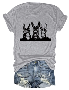 Flachbild von grauem T-Shirt mit Esel-Print und zerrissenen Denim-Shorts für Damen