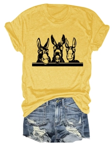 Detail eines Baumwoll-T-Shirts mit Esel-Print und Used-Look Jeans-Shorts in Gelb