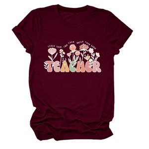 Détail d'un t-shirt bordeaux avec imprimé floral Teacher et revers aux manches courtes
