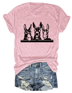 Detail eines rosa T-Shirts mit drei lustigen schwarzen Comic-Esel-Drucken auf der Vorderseite