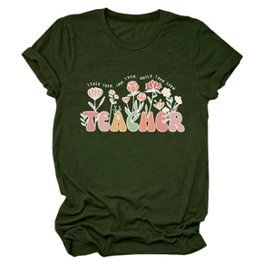 Détail de l'imprimé floral et du slogan enseignant sur un t-shirt vert foncé