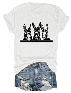 Flachbild von grauem T-Shirt mit drei Esel-Prints und zerrissenen Denim-Shorts