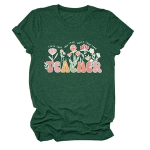 Détail du t-shirt vert foncé avec imprimé floral 'Teach Them Love Them' enseignant