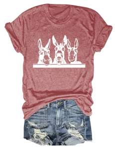 Flachbild eines roten T-Shirts mit Esel-Print und destroyed blauen Denim-Shorts