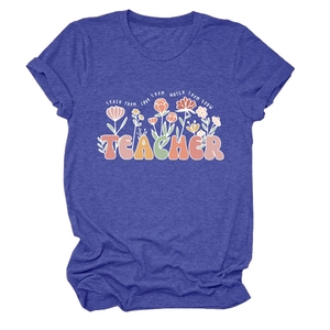 Détail d'un t-shirt bleu chiné pour enseignant avec fleurs colorées et texte inspirant