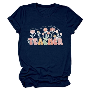 Détail du lettrage Teacher et de l'imprimé floral sur t-shirt en coton bleu marine