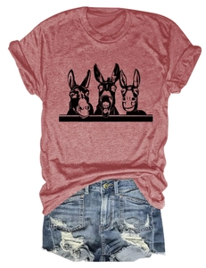 Flachbild von rostrotem Baumwoll-T-Shirt mit lustiger Eselgrafik und Distressed-Denim-Shorts