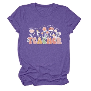 Détail de l'imprimé enseignant et motif floral sur le t-shirt violet à col rond pour femme