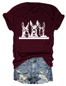 Flachbild von burgunderfarbenem T-Shirt mit Esel-Print und destroyed Jeans-Shorts im Detail