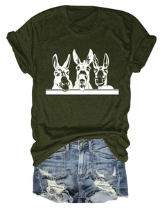 Detail eines armeebrunnen T-Shirts mit drei Eseln und Blue Denim Shorts im Distressed-Look