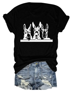 Flachbild von schwarzem T-Shirt mit drei Eseln Print und Distressed-Denim-Shorts für Damen