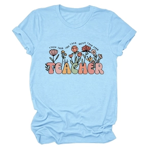 T-shirt bleu clair à manches courtes avec imprimé floral d'enseignant sur fond blanc
