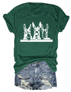 Detail eines dunkelgrünen T-Shirts mit Eselgrafik und zerrissenen Jeans-Shorts für Damen