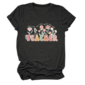 Gros plan détaillé du t-shirt gris anthracite avec motif floral pour enseignantes
