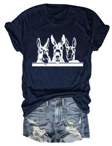 Detail von marineblauem T-Shirt mit Esel-Print und destroyed Denim-Shorts Set