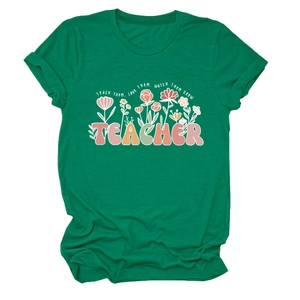 Détail d'un t-shirt enseignant vert foncé avec imprimé floral vintage et citation inspirante