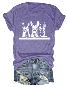 Flachbild von lila T-Shirt mit Esel-Print und zerrissenen Jeans-Shorts für Damen