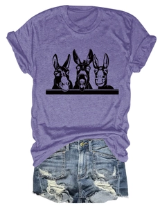 Lila Rundhals-T-Shirt mit Esel-Print kombiniert mit zerrissenen Denim-Shorts im Set