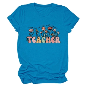 Détail des manches roulées et imprimé floral enseignant sur t-shirt bleu coton