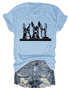 Flachbild von hellblauem T-Shirt mit handgezeichneten Esel-Prints und zerrissenen Jeans