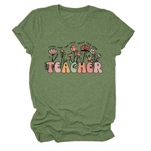 Détail du t-shirt enseignant vert armée avec motif floral et citation inspirante