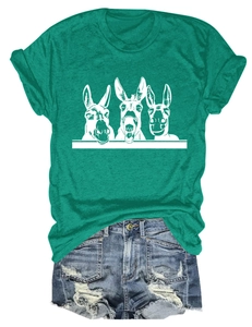 Grünes T-Shirt mit Esel-Grafik und blaue Distressed-Jeans-Shorts im Flachbild-Stil
