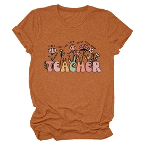 Détail du tissu t-shirt orange brûlé avec motif floral Teacher et lettrage arc-en-ciel