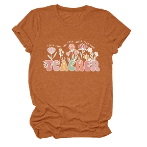 Détail de l'imprimé floral et slogan enseignant sur le T-shirt en coton terracotta