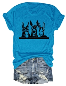 Detailansicht des blauen Baumwoll-T-Shirts mit Esel-Grafik und Distressed-Denim-Shorts-Set