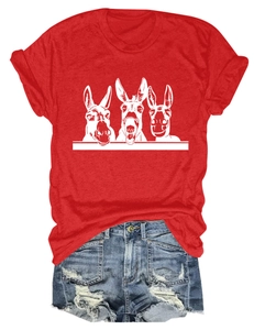 Detail des roten T-Shirts mit Esel-Print und Jeans-Shorts mit Rissen und Fransen am Saum