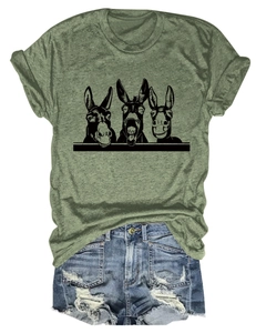 Detail eines armee-grünen T-Shirts mit Rundhalsausschnitt, Esel-Print und Baumwolltextur