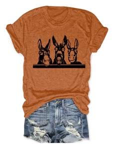 Flachbild-Ansicht eines orangefarbenen T-Shirts mit Esel-Silhouetten und Denim-Shorts