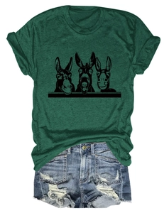 Flachliegendes Detail des waldgrünen T-Shirts mit süßem Esel-Print und Denim-Shorts