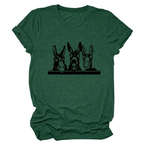 Detail des Drei-Esel-Grafikdrucks auf dunkelgrünem Kurzarm-T-Shirt mit Rundhalsausschnitt