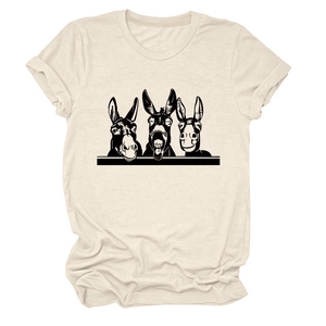 Detail der lustigen Drei-Esel-Grafik auf dem hellbeigen Baumwoll-T-Shirt mit Rundhals