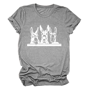 Detailansicht von drei lustigen Eselkopf-Zeichnungen auf einem grauen Baumwoll-T-Shirt