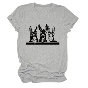 Detail eines grauen T-Shirts mit Rundhalsausschnitt und drei süßen Esel-Grafiken
