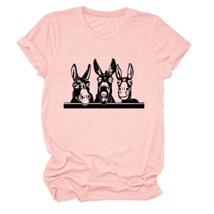 Detail eines rosa Baumwoll-T-Shirts mit drei lustigen Esel-Grafiken auf der Vorderseite