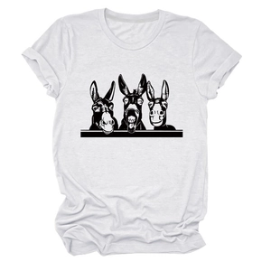 Detail eines weißen Baumwoll-T-Shirts mit lustiger Esel-Grafik und Rundhalsausschnitt-Stoff