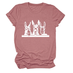 Detail eines staubrosa T-Shirts mit Rundhalsausschnitt und drei süßen Esel-Grafikdrucken